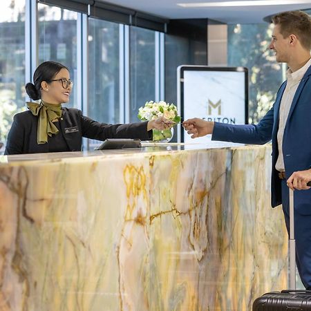 Meriton Suites North Ryde Sydney Exterior foto A hotel receptionist