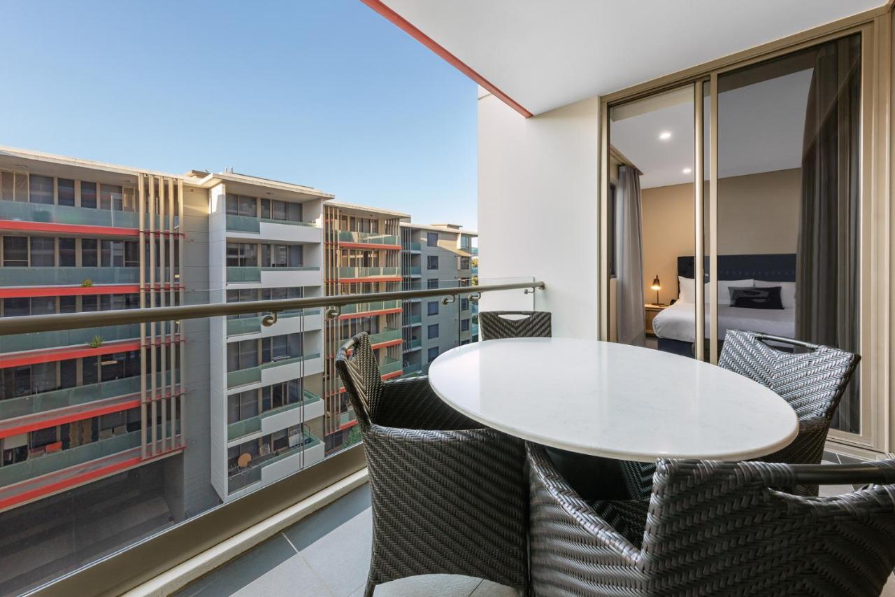 Meriton Suites North Ryde Sydney Exterior foto Balcony of a two-bedroom apartment