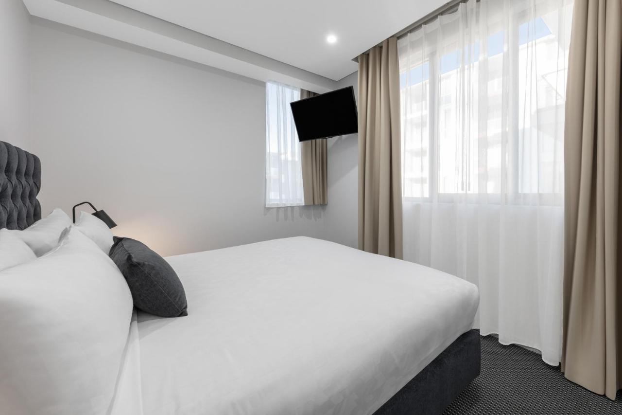 Meriton Suites North Ryde Sydney Exterior foto A bedroom at the hotel