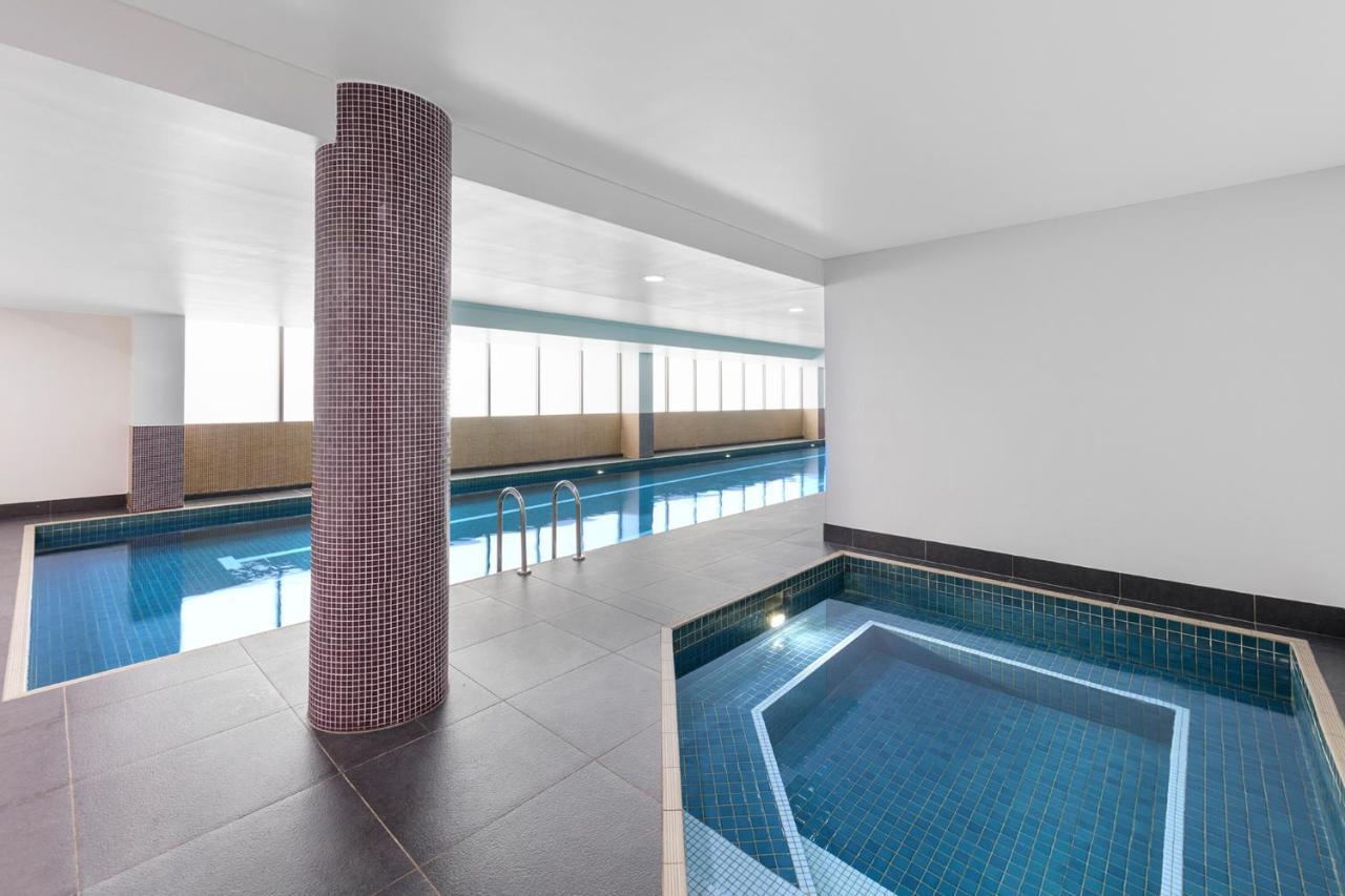 Meriton Suites North Ryde Sydney Exterior foto The swimming pool at the hotel