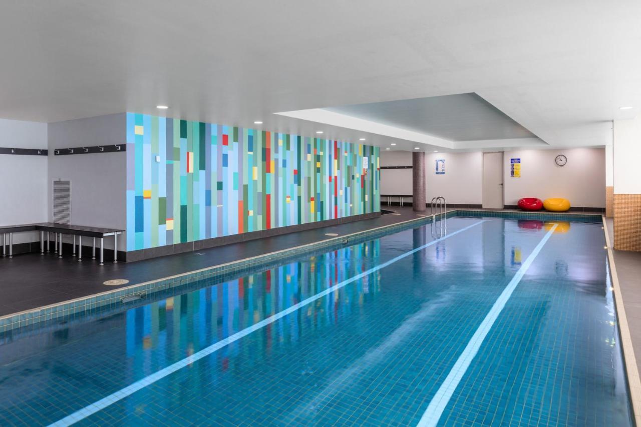 Meriton Suites North Ryde Sydney Exterior foto The swimming pool at the hotel