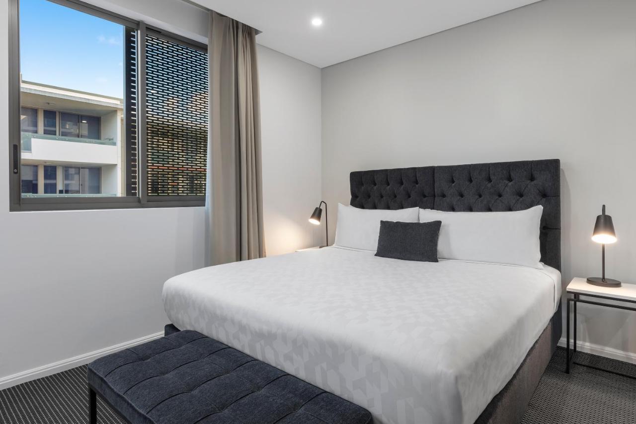 Meriton Suites North Ryde Sydney Exterior foto A bedroom at the hotel