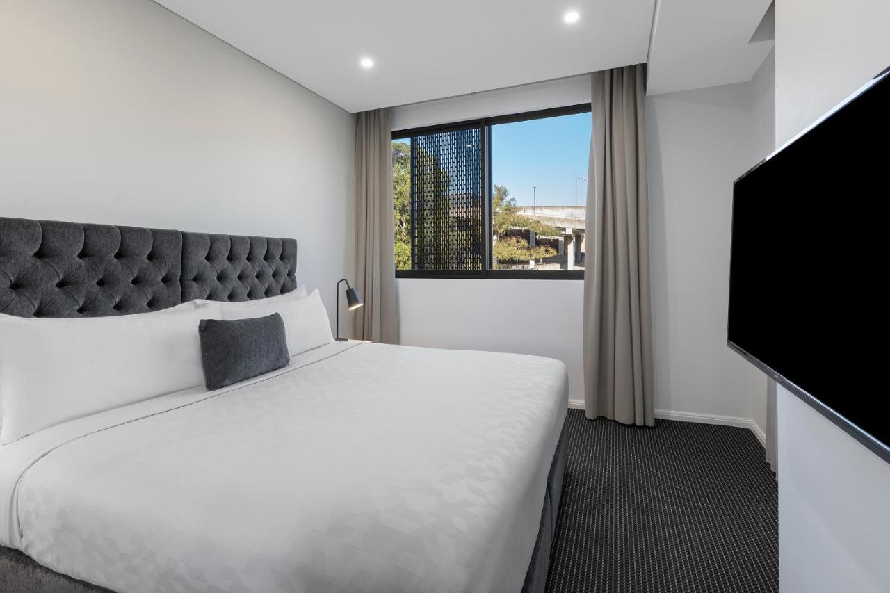Meriton Suites North Ryde Sydney Exterior foto A bedroom at the hotel