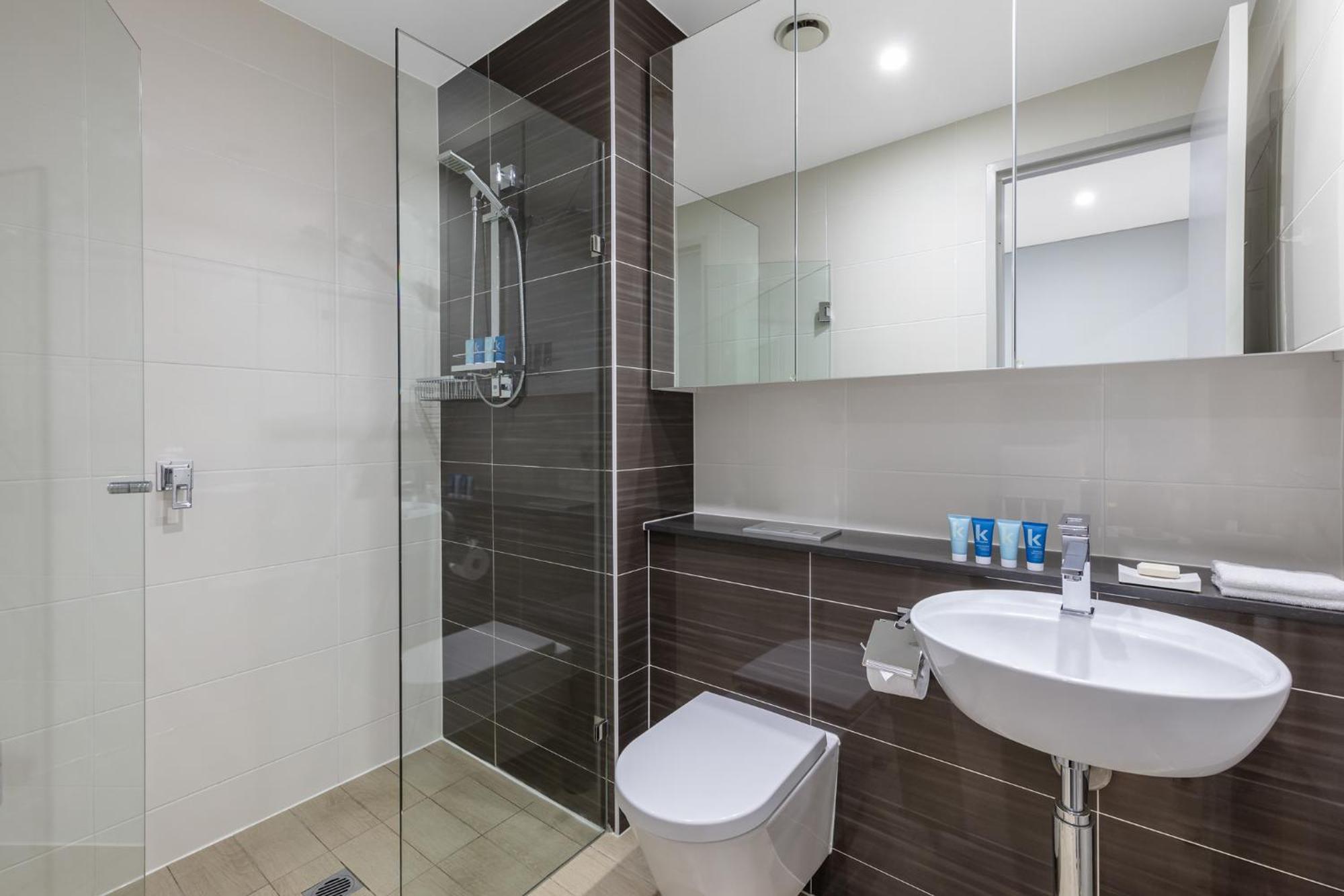 Meriton Suites North Ryde Sydney Exterior foto A modern bathroom