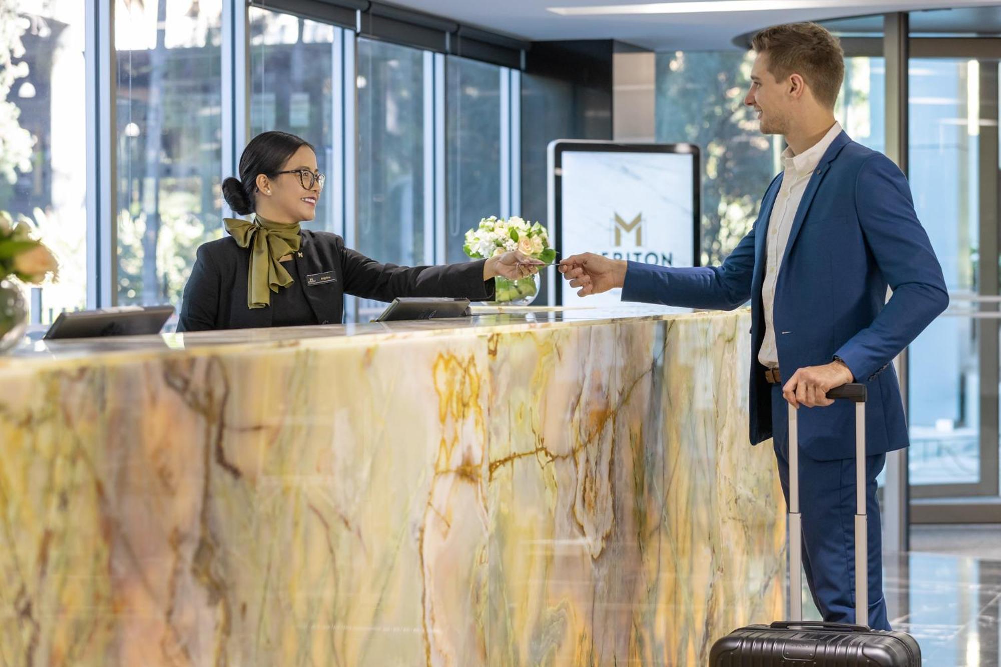 Meriton Suites North Ryde Sydney Exterior foto A hotel receptionist